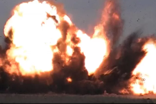 Detonación de la volqueta, con los explosivos anfo de las Farc en la vereda Cinaruco de Arauca.
